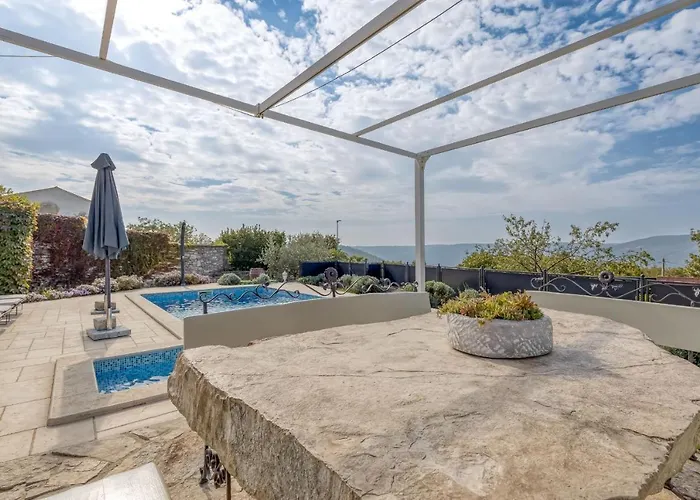 Vila Targeto With Sea View Trget