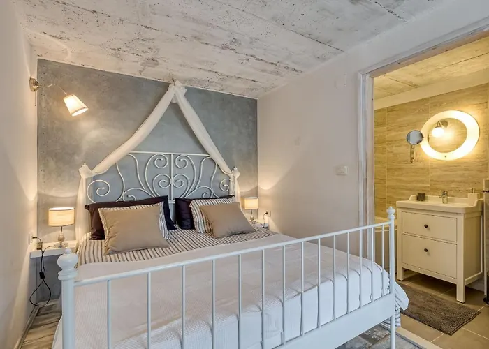 Villa Targeto With Sea View *