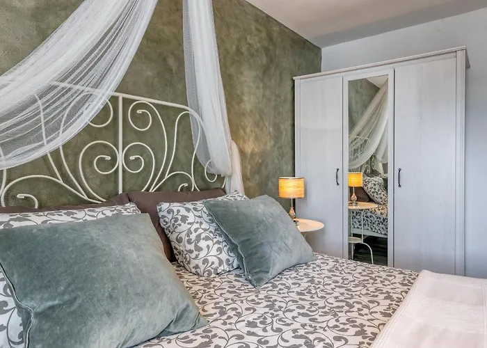 Villa Targeto With Sea View *